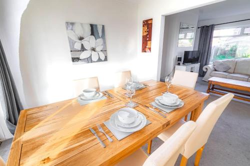 m² 1 guļamistaba, 2 privāta vannas istaba Māja Tircoed
 (3-BR Pet Friendly Home W/ Off-Road Parking) in Pontlliw