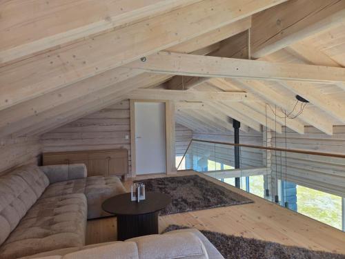 Shared lounge/TV area, Sommarbukt Tind - Luxury Fjord Lodge near Tromsø in Lakselvbukt