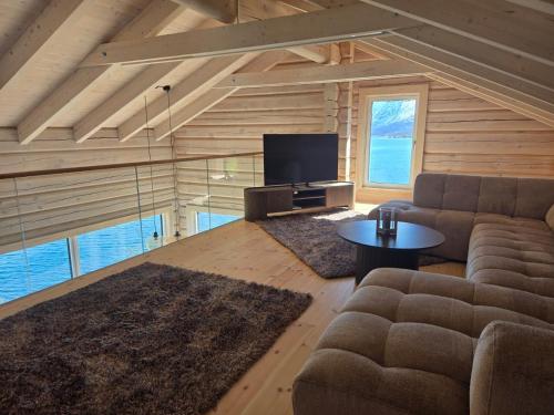 Shared lounge/TV area, Sommarbukt Tind - Luxury Fjord Lodge near Tromsø in Lakselvbukt