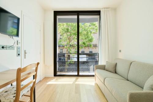 Auteuil 16th Bright & Minimalist Studio managed by Mey Agency - image 3