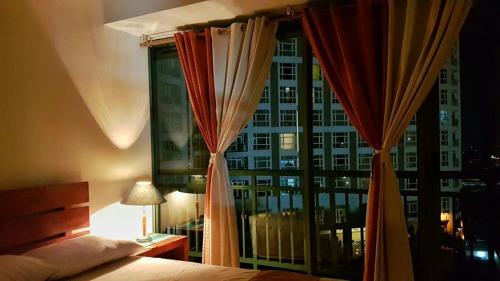ORTIGAS 2 Br Corner Unit With 2 Queen Across Shangrila, Manille