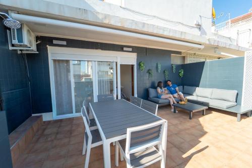 Ático luminoso con terraza enorme y AC a 2 min de la playa