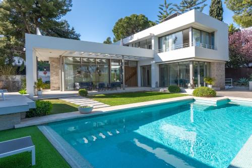 Amazing modern villa located mins from beach RDR234
