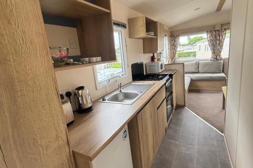 Caravan Sleeps 5 - Decking Parking Pet Friendly in Marton