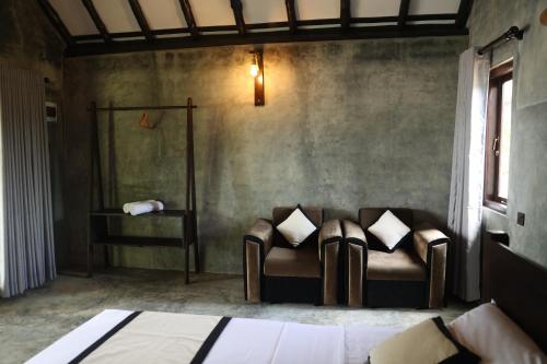 Aji fruit farm cottage peaceful lakeside farm stay with sunrise views 02 in Embilipitiya New Town