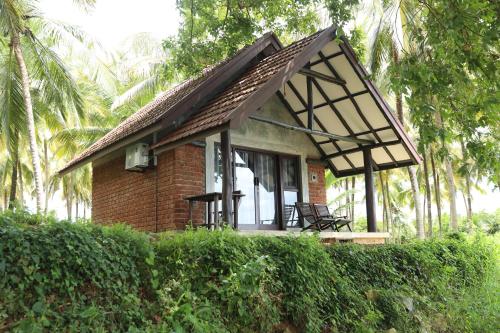 Aji fruit farm cottage peaceful lakeside farm stay with sunrise views 02 in Embilipitiya New Town
