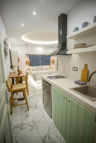 주방, Katerina Roza Studios - Heartfelt Hospitality in the City in 낙소스 섬