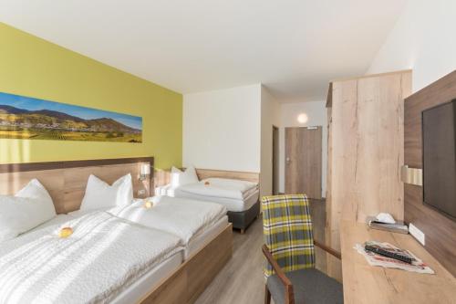 3 twin beds