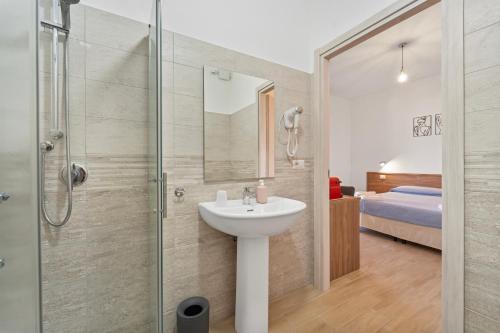 CLASS ROOMS AFFITTACAMERE con bagno privato , vicino alle DUNE di PORTO PINO 2