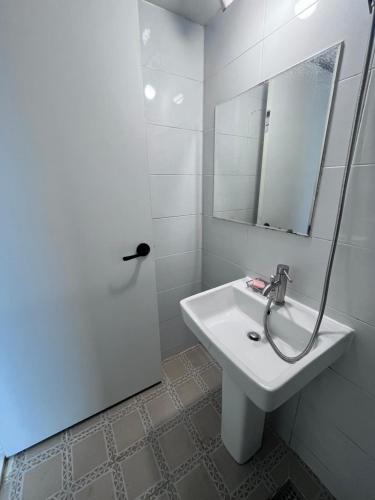 2, near hongdae, 1st floor,3beds, 2rooms