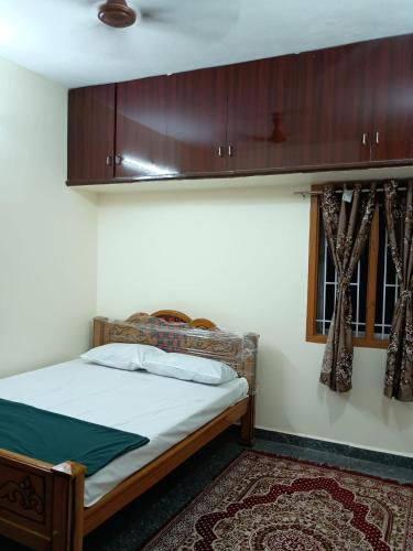 1 queen bed, 1 twin bed