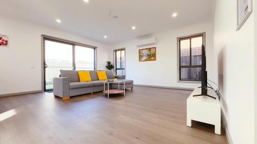 Közös társalgó / TV, Evergreen 3B Home by Goodlive in Cardinia