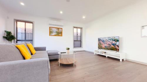 Közös társalgó / TV, Evergreen 3B Home by Goodlive in Cardinia