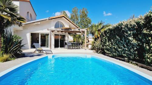 Villa 09, piscine chauffée 8 personnes à 2 pas de l'océan