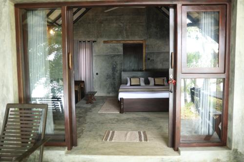 Aji fruit farm cottage peaceful lakeside farm stay with sunrise views 03 in Embilipitiya New Town