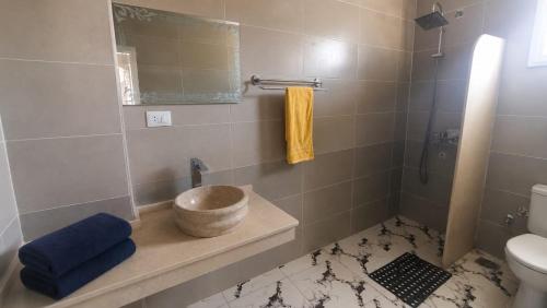 Theban Hills Cozy Studio with Balkony - image 5