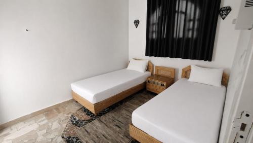 Theban Hills Cozy Studio with Balkony - image 4