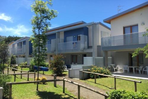 Neat and quiet ground-floor flat near the sea