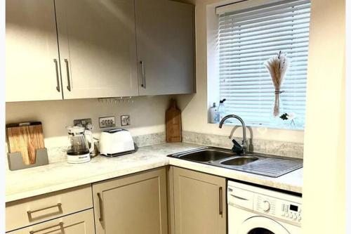 3-Bed House Sleeps 5 Free Parking in Manningham