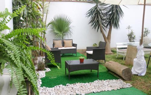 Linda habitación individual en primer piso con baño privado y cocina compartida
