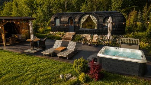 Friday Inn Igloo - Jacuzzi incalzit, Foisor cu incalzire infrarosu si videoproiector, Intimitate, Na in Komarnika