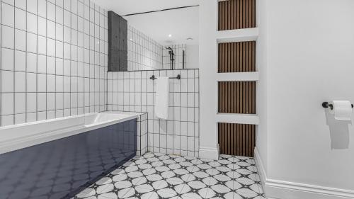 Bathroom, Luxury Apartment Jewellery Quarter Birmingham Apartment 4 in Castle Bromwich