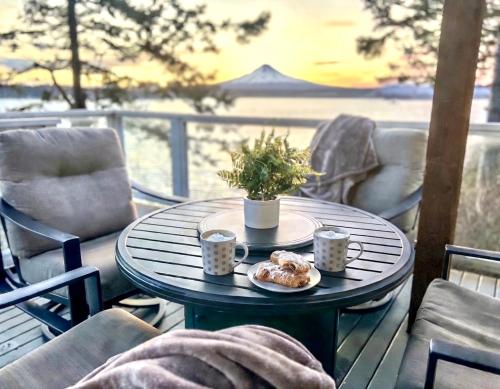 Waterfront House, Mt Baker Views, 2 Decks, Hiking in Lummi Island