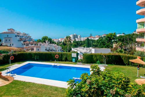 Apartamento vacacional con vistas al mar y la montaña cerca de Burriana playa en Nerja