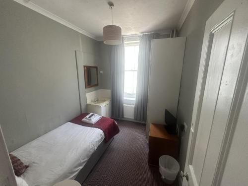1 double bed, 1 twin bed