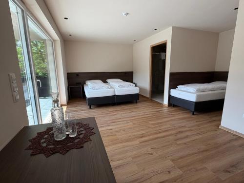 1 queen bed, 1 twin bed