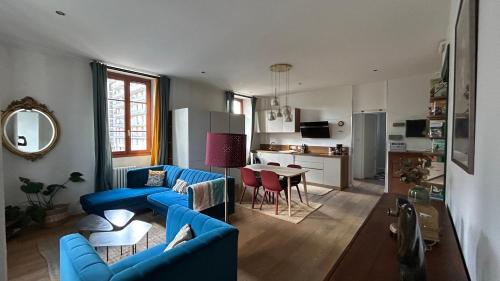 Quiet 2-bedroom apartment, parking, 5-minute walk