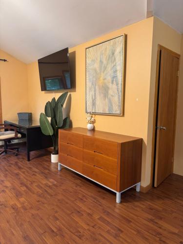 Quiet Cozy Stay Spacious Home Near Beach & Shops in Hamden