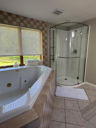 Quiet Cozy Stay Spacious Home Near Beach & Shops in Hamden