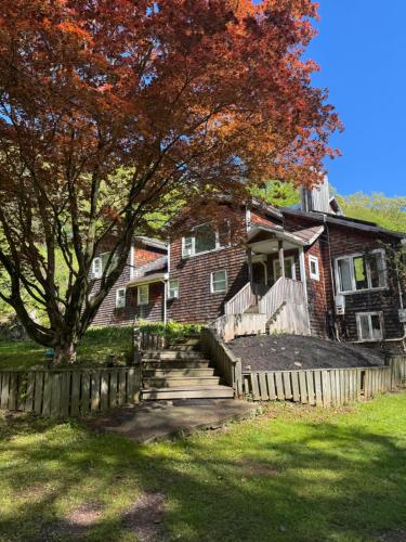 Quiet Cozy Stay Spacious Home Near Beach & Shops in Hamden