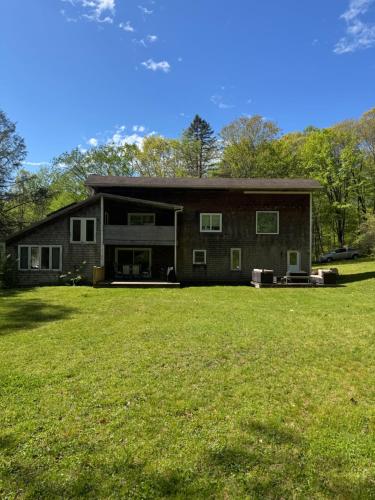 Quiet Cozy Stay Spacious Home Near Beach & Shops in Hamden