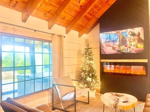 Modern lake side nest• HOTUB Fenced YARD king beds in Sevierville, USA