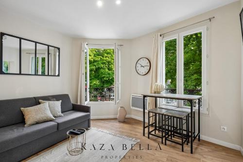 KAZA BELLA - Canal Saint Martin Pieds dans l'eau 1