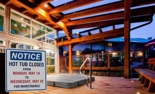 . Gibsons Garden Hotel