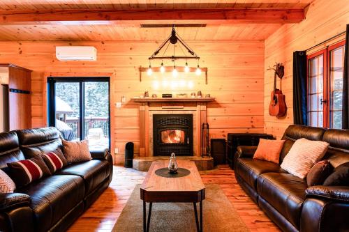 Chalet Brise du Nord with Private Spa and Pool Table & Games in Chertsey (QC)