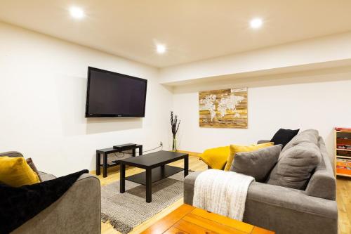 Chalet Brise du Nord with Private Spa and Pool Table & Games in Chertsey (QC)