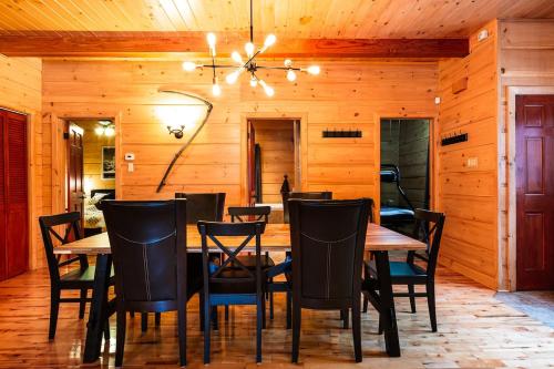 Chalet Brise du Nord with Private Spa and Pool Table & Games in Chertsey (QC)