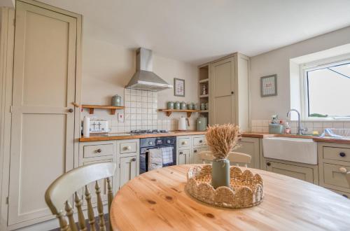 Seadmed, Lamb Cottage in Herbrandston