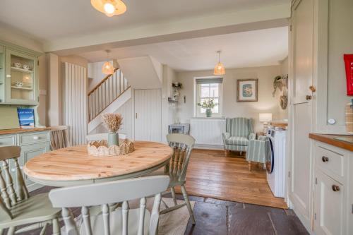 Seadmed, Lamb Cottage in Herbrandston