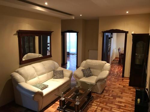 1 queen bed, 2 double beds, 1 twin bed
