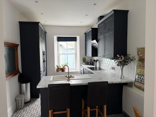Teignmouth Coastal Maisonette with Rooftop Views