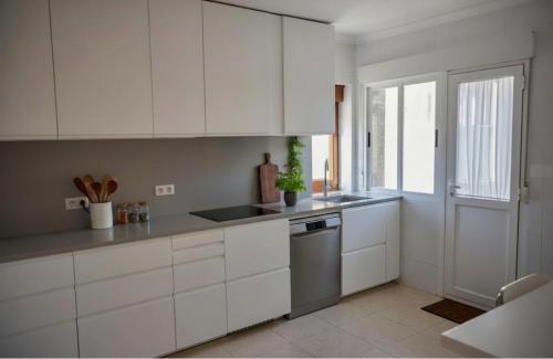 Casa con Vistas al Mar en Ribeira - Playa 5 min, Porche, Parking Privado in A Revolta