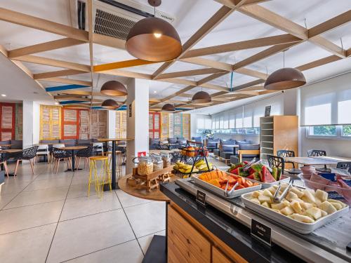 Food and beverages, B&B HOTEL Rio de Janeiro Norte in Meier