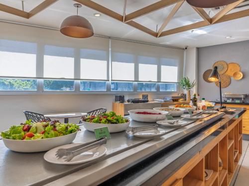 Food and beverages, B&B HOTEL Rio de Janeiro Norte in Meier