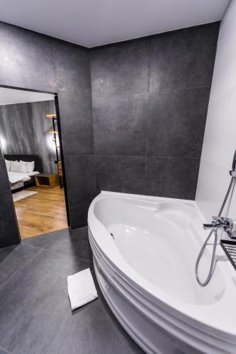 Vannas istaba, Rado Hotel Spa in Khmil'nyk
