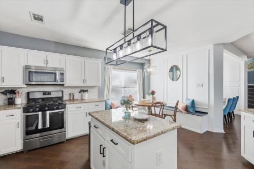 Konyha, French-Style 5-BD w/ Pool, Playground, Cinema in Lewisville (Texas)